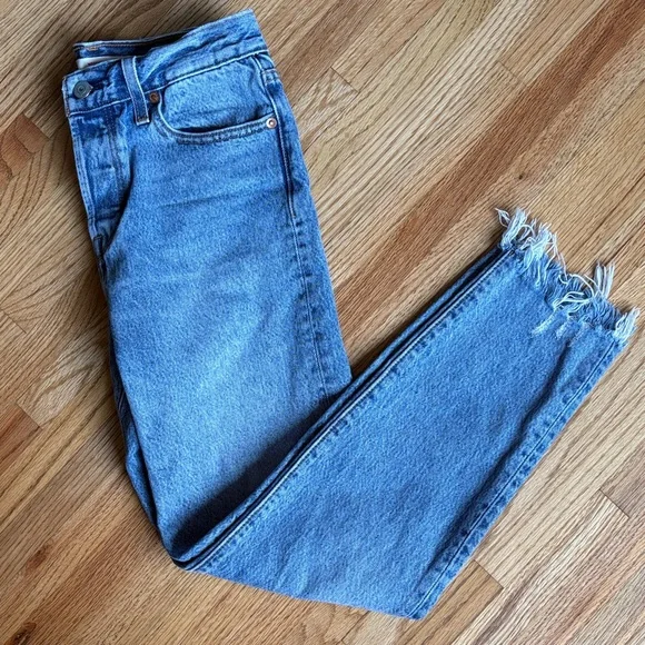 Levi’s size 26 wedgie Classic Light Blue High-Waist Distressed Hem Jeans - Picture 1 of 6